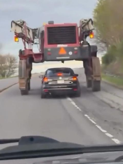 Auto fährt durch Landmaschine hindurch