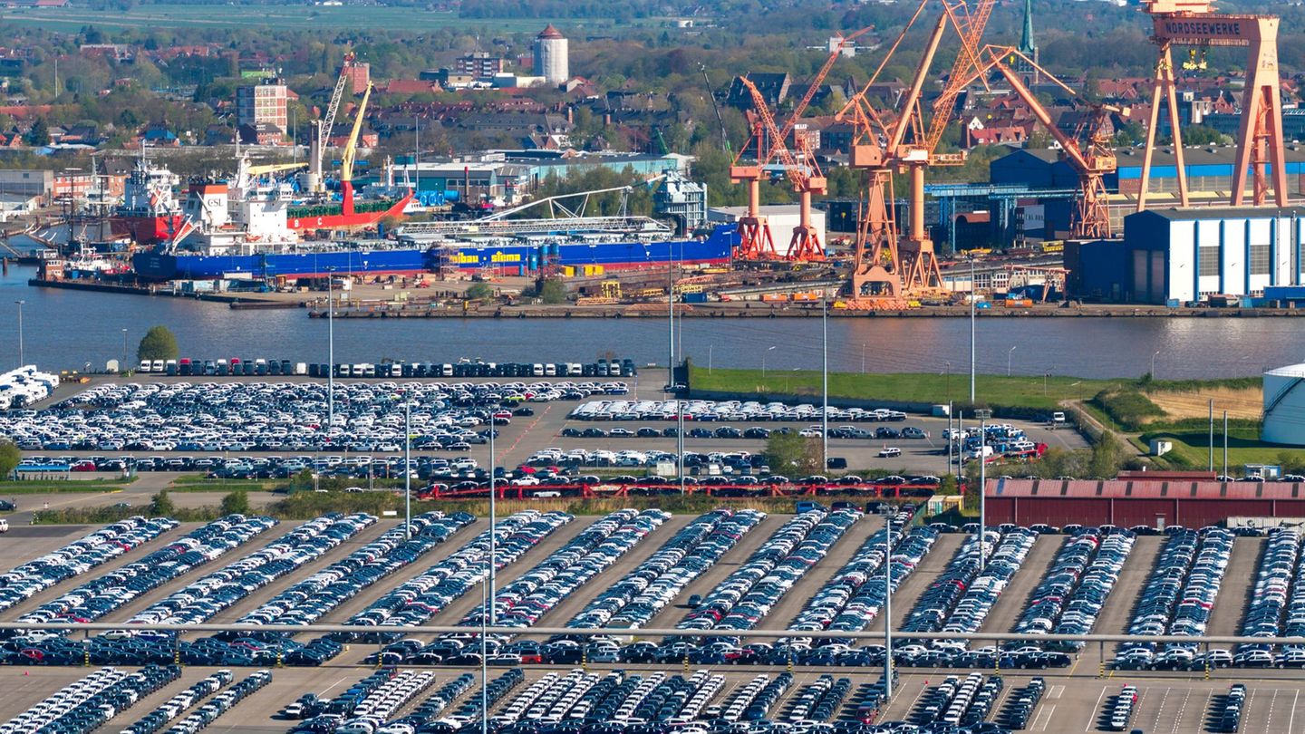 Blick auf den Emder Hafen: Die deutsche Wirtschaft bleibt trotz Aufhellung fragil. Foto: Sina Schuldt/dpa