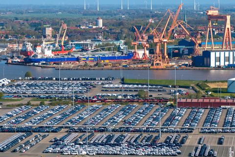Blick auf den Emder Hafen: Die deutsche Wirtschaft bleibt trotz Aufhellung fragil. Foto: Sina Schuldt/dpa
