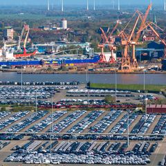 Blick auf den Emder Hafen: Die deutsche Wirtschaft bleibt trotz Aufhellung fragil. Foto: Sina Schuldt/dpa