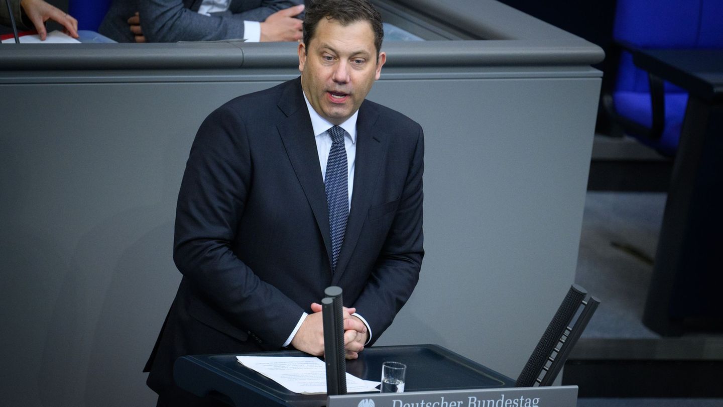 Weniger Zeit mit Bürokratie, dafür mehr für das Baby - das verspricht Finanzminister Klingbeil. Foto: Bernd von Jutrczenka/dpa