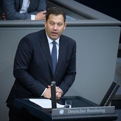 Weniger Zeit mit Bürokratie, dafür mehr für das Baby - das verspricht Finanzminister Klingbeil. Foto: Bernd von Jutrczenka/dpa