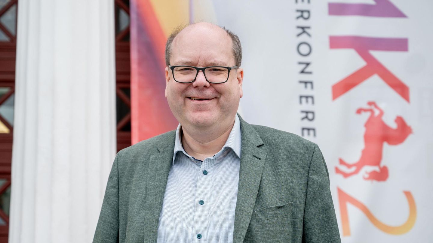 Auf dem Bild ist Niedersachsens Umweltminister Christian Meyer zu sehen. Er warnt über zu niedrige Grundwasserstände