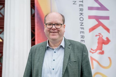 Auf dem Bild ist Niedersachsens Umweltminister Christian Meyer zu sehen. Er warnt über zu niedrige Grundwasserstände