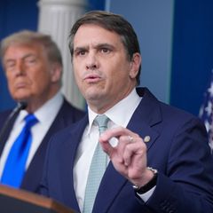 US-Präsident Donald Trump hat über Justizminister Todd Blanche (rechts) den Plan für einen Entschädigungsfonds eingebracht, der
