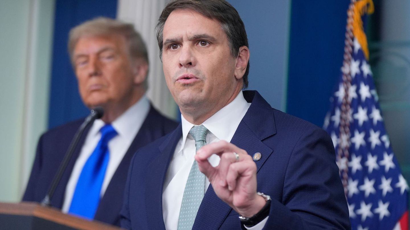 US-Präsident Donald Trump hat über Justizminister Todd Blanche (rechts) den Plan für einen Entschädigungsfonds eingebracht, der