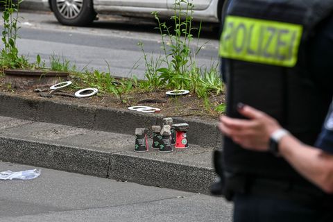 Polizisten sind auf einer Straße im Einsatz und sichern Spuren in Berlin-Kreuzberg. Foto: Jens Kalaene/dpa