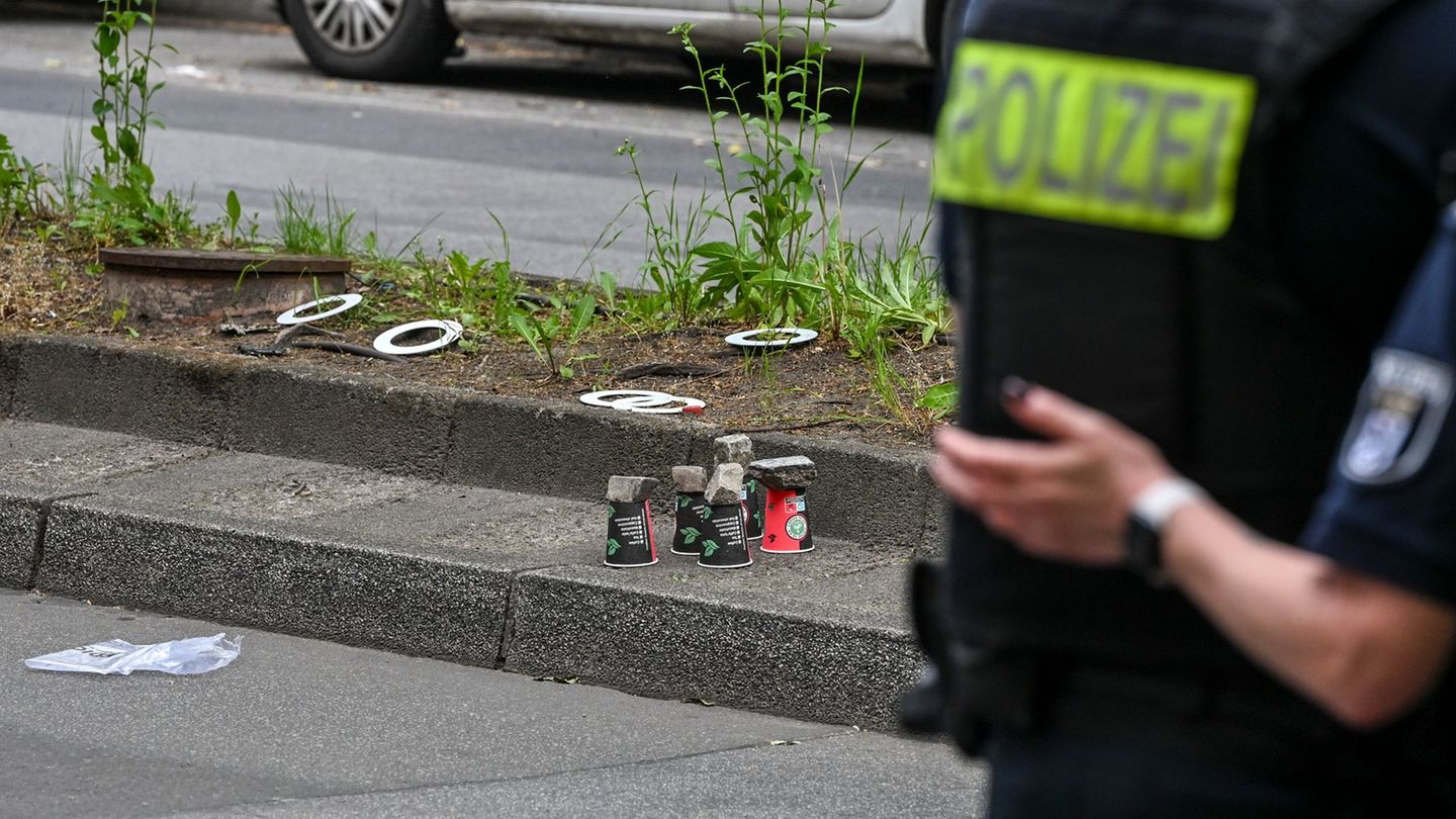 Polizisten sind auf einer Straße im Einsatz und sichern Spuren in Berlin-Kreuzberg. Foto: Jens Kalaene/dpa