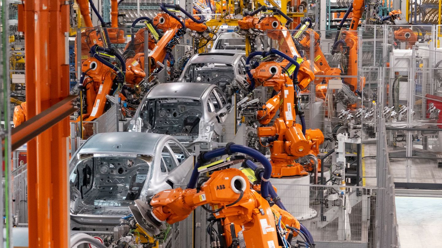 Obwohl der Autoexport eingebrochen ist, legt der bayerische Außenhandel insgesamt zu. (Symbolbild) Foto: Daniel Josling/dpa