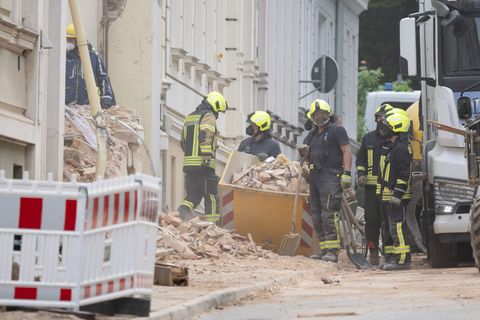 An dem Rettungseinsatz waren laut Feuerwehr 500 bis 1.000 Menschen beteiligt. Foto: Sebastian Kahnert/dpa