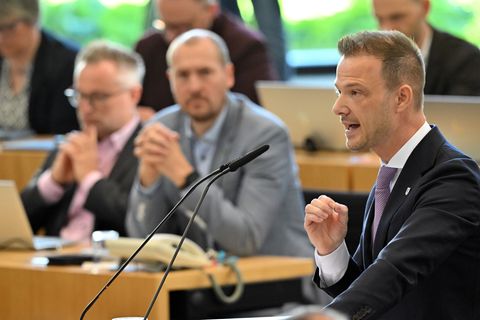 Staatskanzleiminister Stefan Gruhner verwies darauf, dass die politisch motivierte Kriminalität 2024 um 69 Prozent im Freistaat