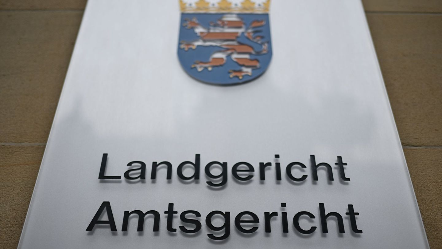 Im Frankfurter Landgericht sind drei junge Männer wegen versuchten Totschlags angeklagt. (Symbolbild) Foto: Arne Dedert/dpa