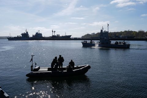 Minentaucher auf einem Schlauchboot. Foto: Marcus Brandt/dpa