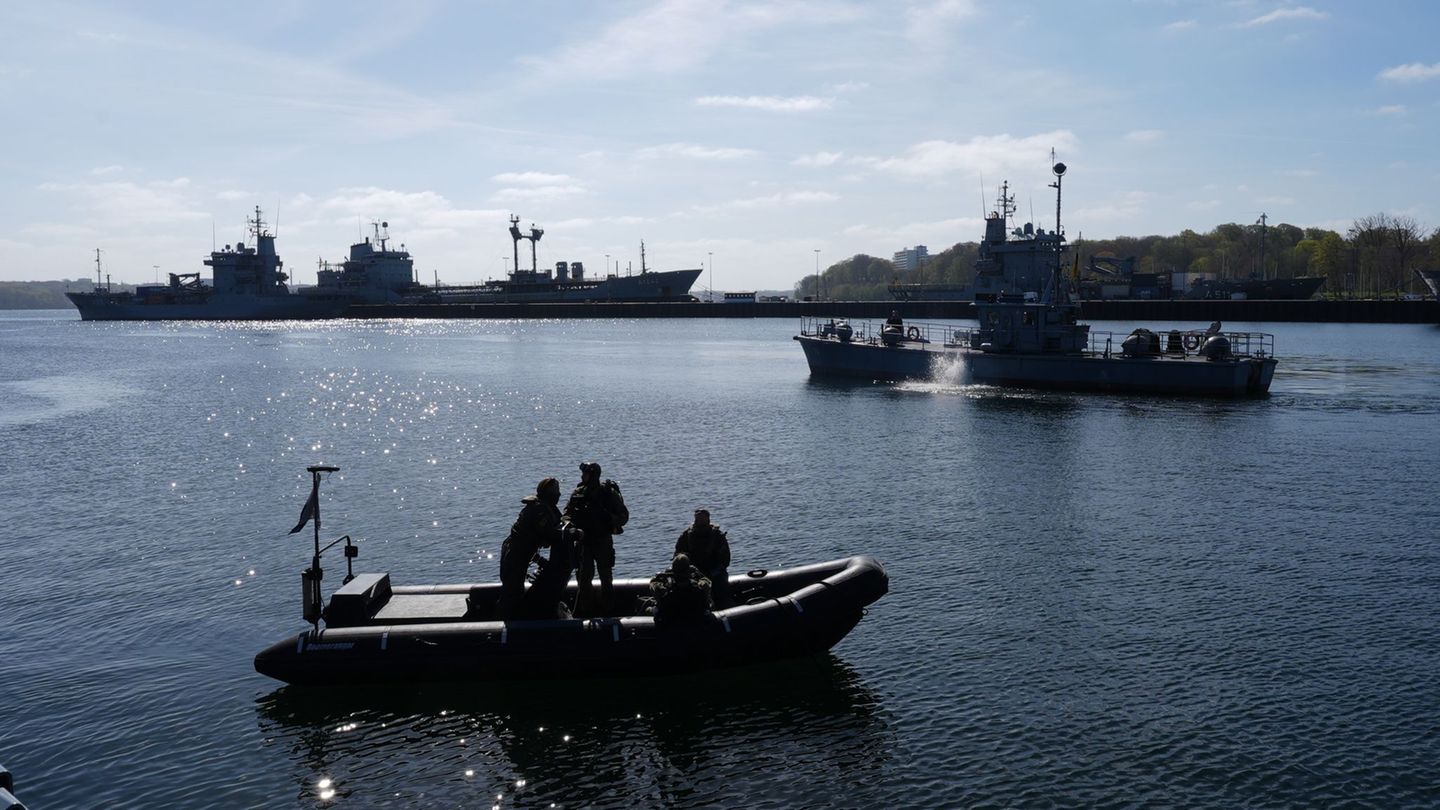 Minentaucher auf einem Schlauchboot. Foto: Marcus Brandt/dpa