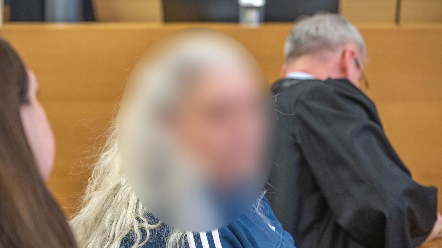 Bayern, Deggendorf: Die Angeklagte sitzt im Saal des Landgerichts