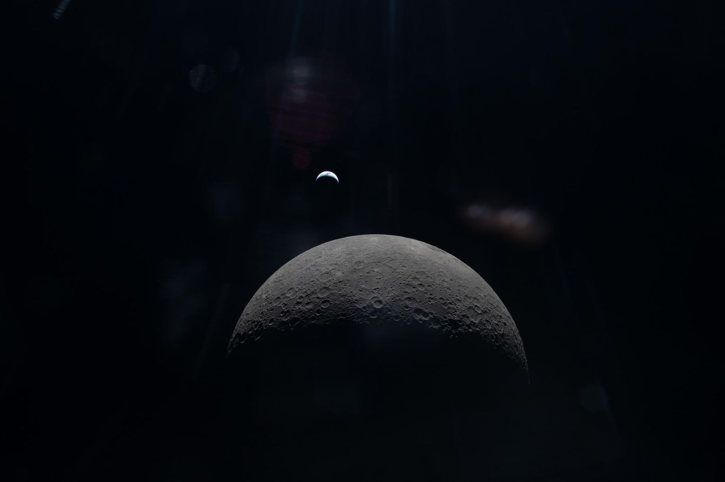 Der Mond im Vorder- und die Erde im Hintergrund