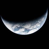 Die Erde als Sichel im Weltraum