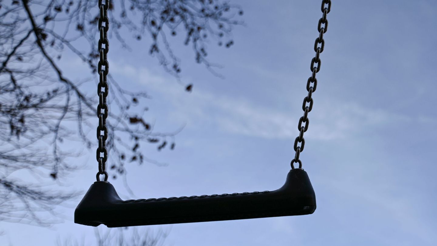 Nach einer Verabredungen über soziale Medien missbraucht ein 39-Jähriger ein Mädchen auf einem Spielplatz. (Symbolbild) Foto: Ka