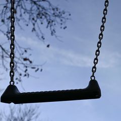 Nach einer Verabredungen über soziale Medien missbraucht ein 39-Jähriger ein Mädchen auf einem Spielplatz. (Symbolbild) Foto: Ka