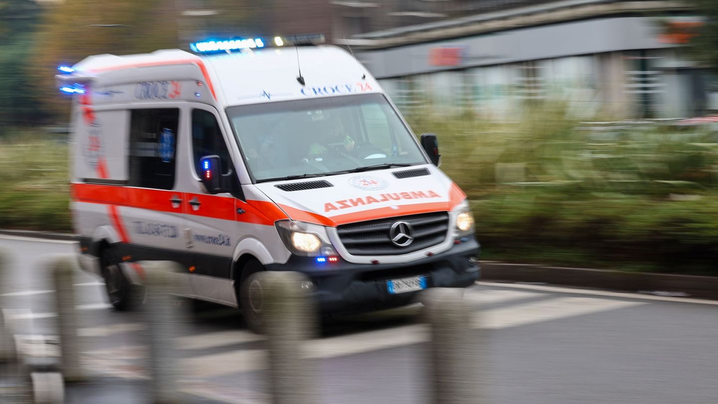 Bei einem Arbeitsunfall in Wurzen ist ein Lkw-Fahrer ums Leben gekommen. (Symbolbild) Foto: Jan Woitas/dpa