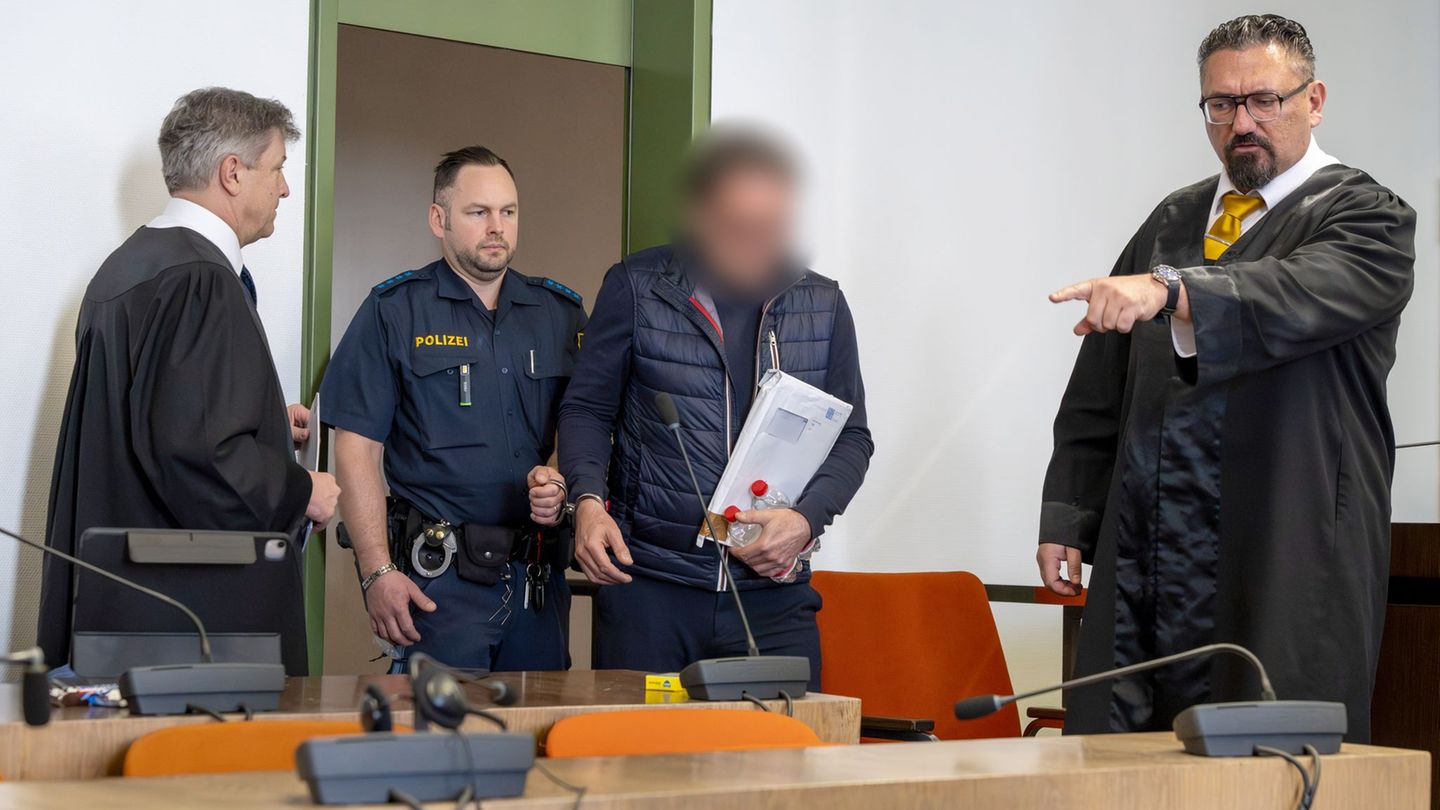 Einer der Angeklagten bei Prozessbeginn. (Archivbild). Foto: Peter Kneffel/dpa