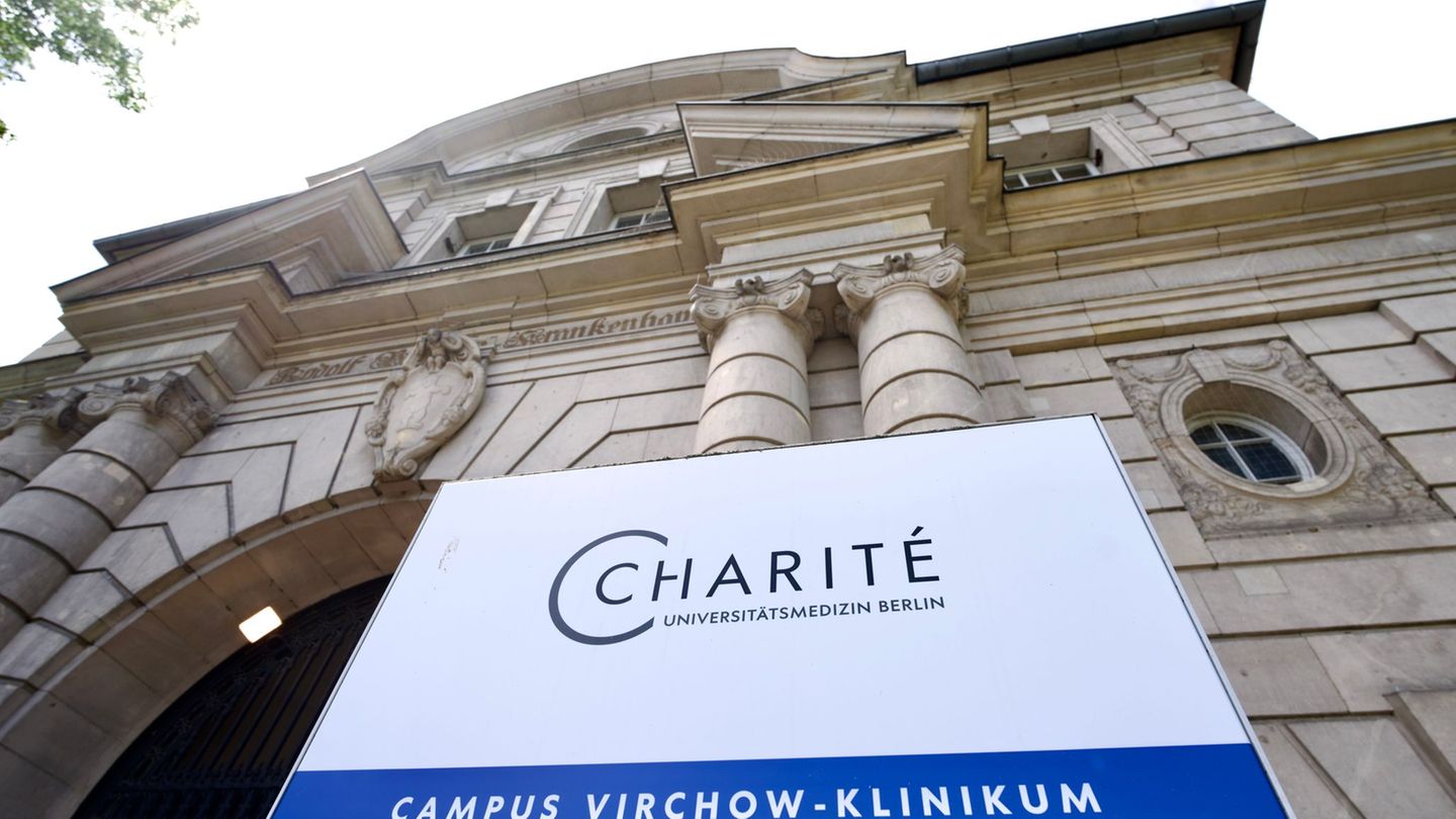 Der Eingang zum Campus Virchow Klinikum (Virchow-Krankenhaus) der Berliner Charité. Foto: Soeren Stache/dpa