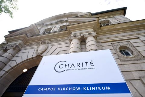 Der Eingang zum Campus Virchow Klinikum (Virchow-Krankenhaus) der Berliner Charité. Foto: Soeren Stache/dpa