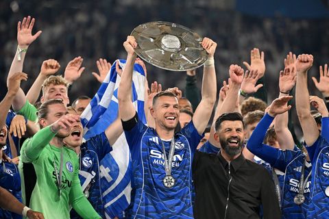 Edin Dzeko soll noch ein Jahr Bundesliga mit Schalke spielen. (Archivbild) Foto: Bernd Thissen/dpa