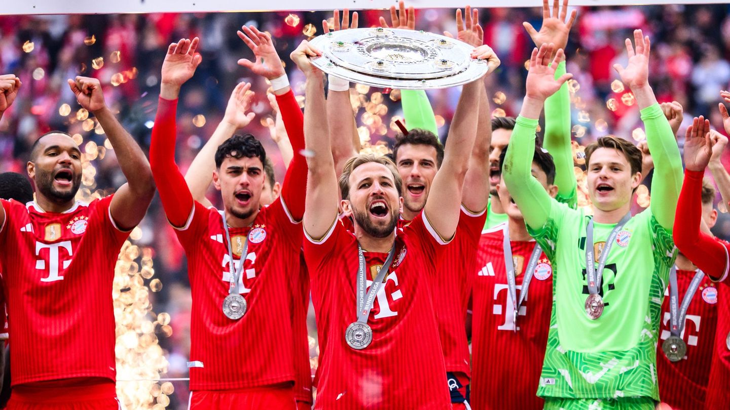 Harry Kane und die Bayern wollen auch in Berlin eine Trophäe in die Höhe stemmen. (Archivbild) Foto: Tom Weller/dpa