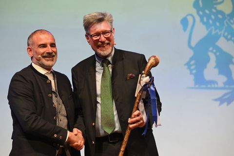 Der neue Präsident des Bayerischen Brauerbundes Stefan Kreisz (l) und sein Vorgänger, Georg Schneider. Foto: Felix Hörhager/dpa