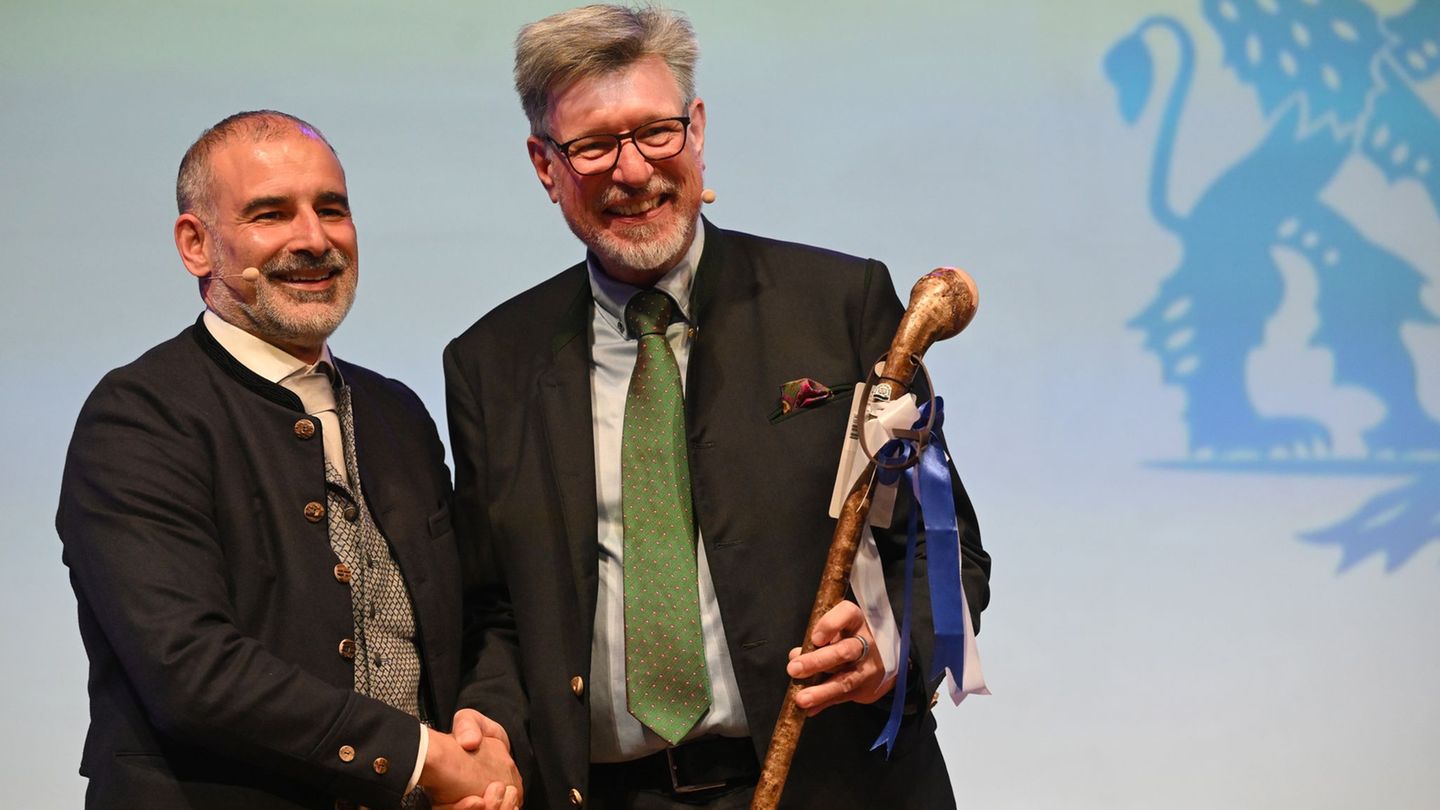 Der neue Präsident des Bayerischen Brauerbundes Stefan Kreisz (l) und sein Vorgänger, Georg Schneider. Foto: Felix Hörhager/dpa