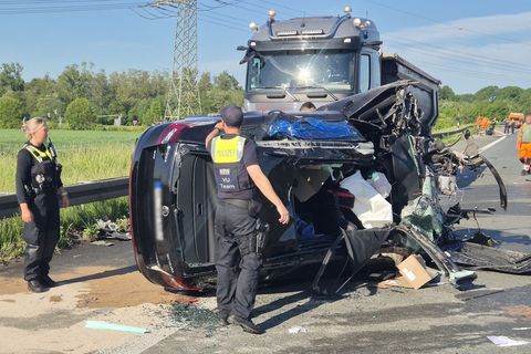 Bei einem Unfall auf der A4 wurde ein Autofahrer in seinem Wagen eingeklemmt. Foto: -/dpa