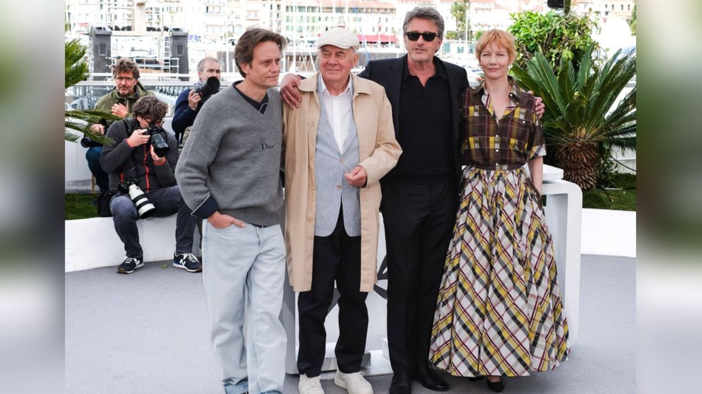 Fotocall für "Vaterland" in Cannes mit (v.l.): August Diehl, Hanns Zischler, Paweł Pawlikowski und Sandra Hüller.