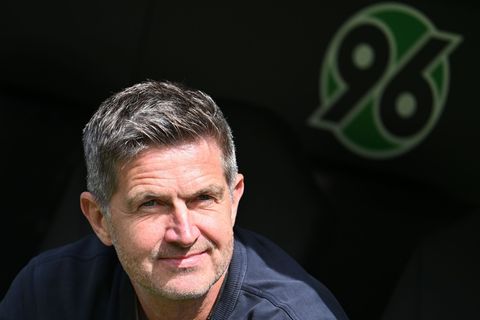 Hat den ersten Neuzugang geholt: Hannovers Sportdirektor Ralf Becker. Foto: Swen Pförtner/dpa