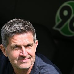 Hat den ersten Neuzugang geholt: Hannovers Sportdirektor Ralf Becker. Foto: Swen Pförtner/dpa