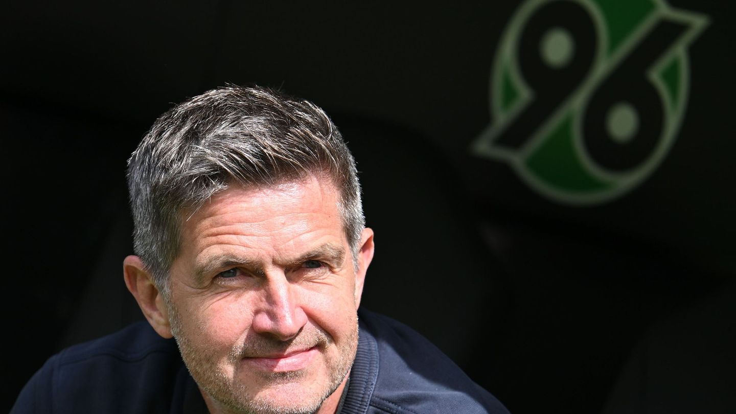 Hat den ersten Neuzugang geholt: Hannovers Sportdirektor Ralf Becker. Foto: Swen Pförtner/dpa