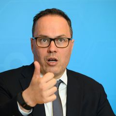 Will Gründungen in Sachsen deutlich beschleunigen: Sachsens SPD-Wirtschaftsminister Dirk Panter. (Archivbild) Foto: Robert Micha