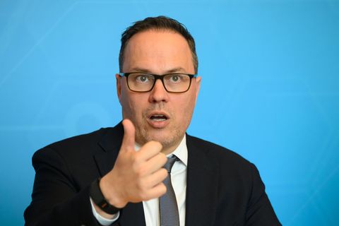 Will Gründungen in Sachsen deutlich beschleunigen: Sachsens SPD-Wirtschaftsminister Dirk Panter. (Archivbild) Foto: Robert Micha