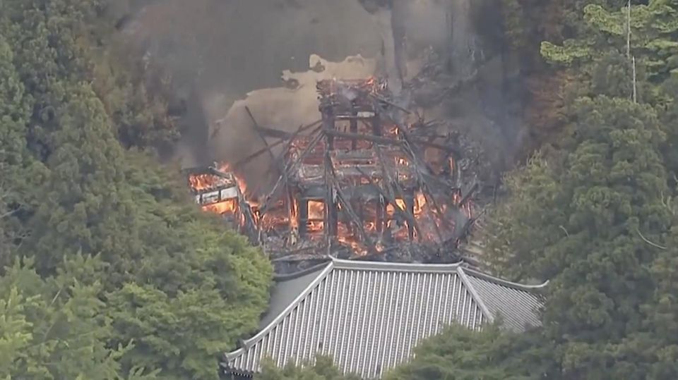 Ein Brand in einer Halle eines japanischen Tempels.