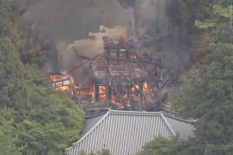 Ein Brand in einer Halle eines japanischen Tempels.
