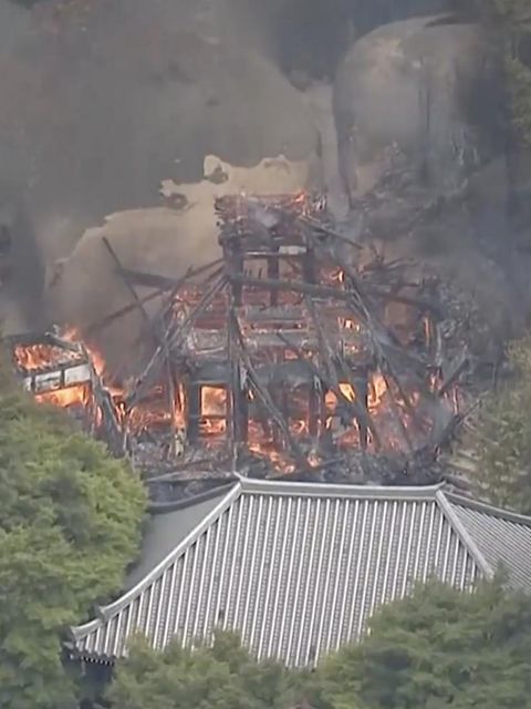 Ein Brand in einer Halle eines japanischen Tempels.