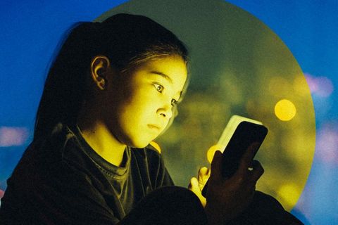 Ein Mädchen schaut auf ihr Handy