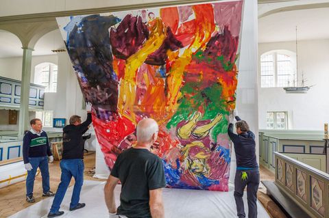 72 Stunden nonstop ist das Baselitz-Großgemälde "Mein Vater sieht einen Engel" zu sehen. Foto: Jens Büttner/dpa