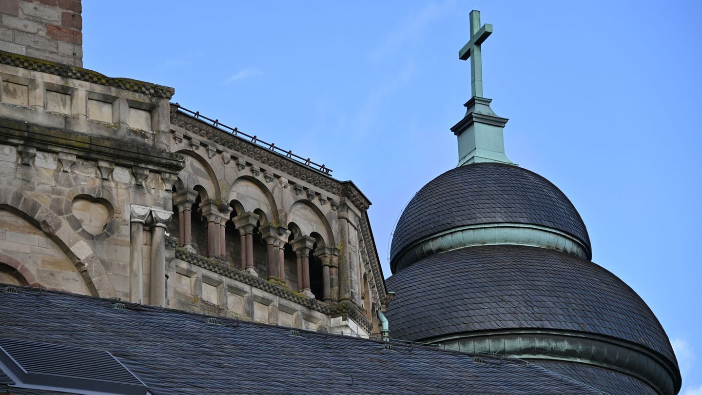 Laut Bistum Trier ist auch eine kirchenrechtliche Voruntersuchung gegen den Mann eingeleitet worden. (Archivbild) Foto: Harald T