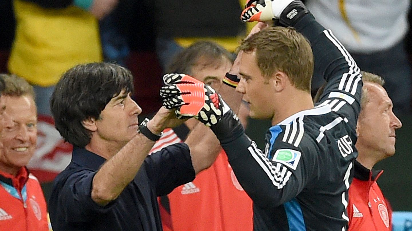 Manuel Neuer (r) war in der Amtszeit von Bundestrainer Joachim Löw immer die Nummer eins im Tor. (Archivbild) Foto: picture alli