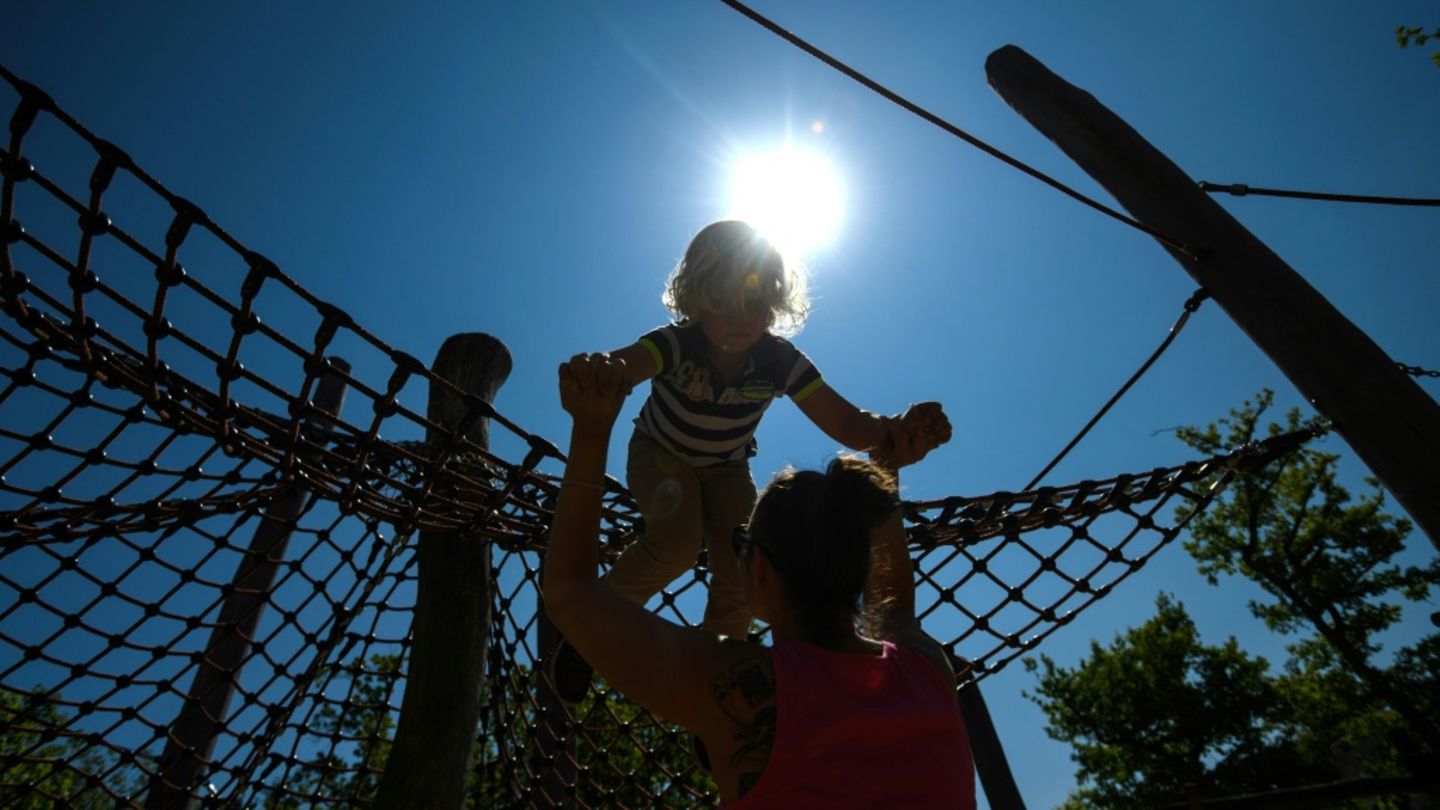Mutter mit Kind auf Spielplatz