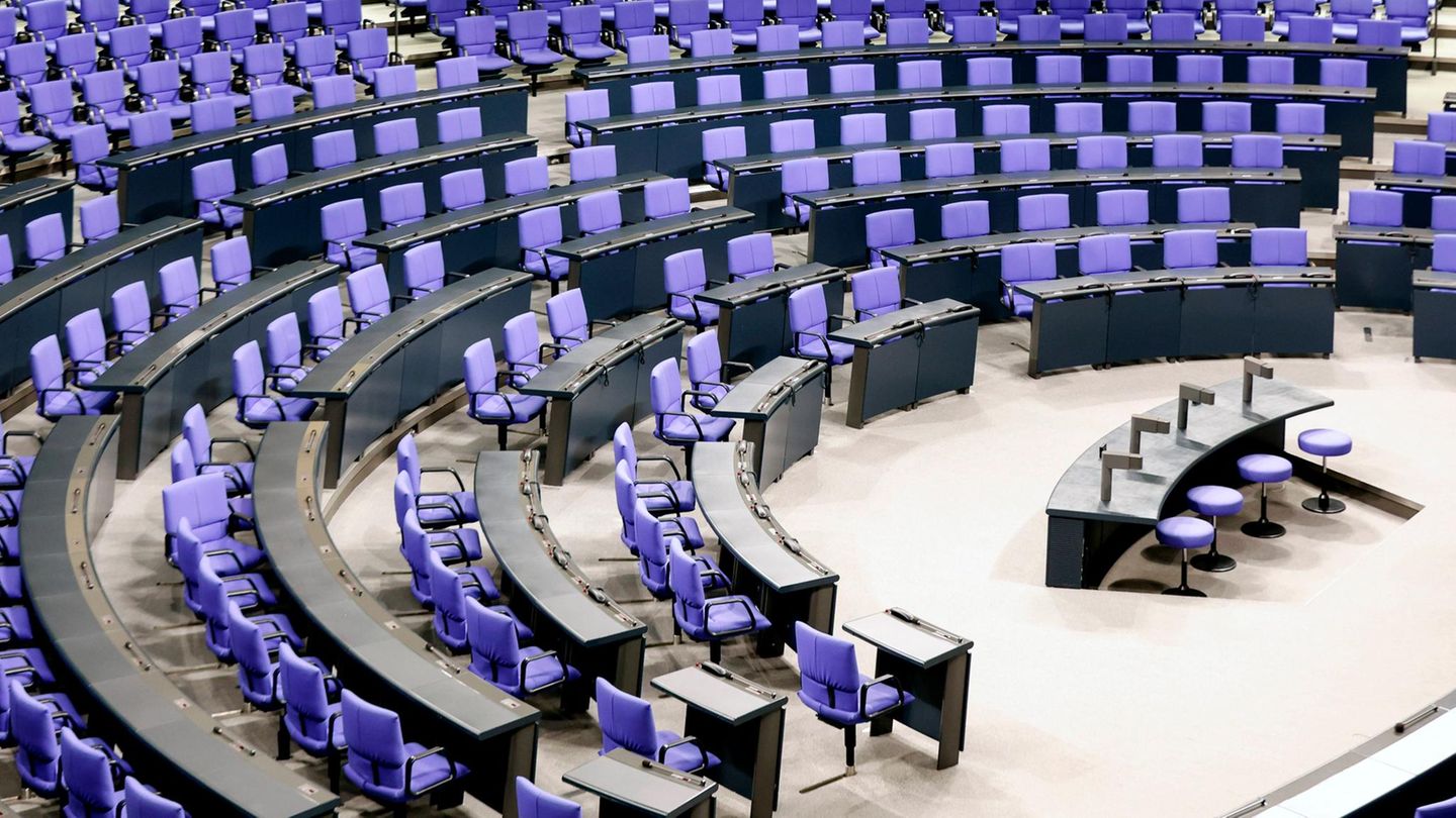Die leeren Sitzreihen im Deutschen Bundestag