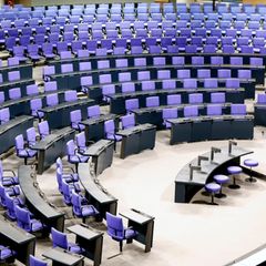 Die leeren Sitzreihen im Deutschen Bundestag