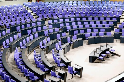 Die leeren Sitzreihen im Deutschen Bundestag