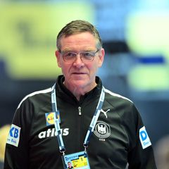 Alfred Gislason bleibt bis Olympia 2028 Handball-Bundestrainer. (Archivbild) Foto: Sina Schuldt/dpa